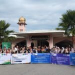 Delegasi program Pengabdian Kemasyarakatan Internasional, Universitas Muhammadiyah Pontianak, Indonesia bergambar kenangan bersama penduduk Kampung Gesir Tengah, Hulu Selangor.