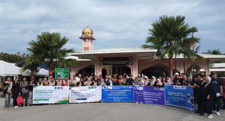Delegasi program Pengabdian Kemasyarakatan Internasional, Universitas Muhammadiyah Pontianak, Indonesia bergambar kenangan bersama penduduk Kampung Gesir Tengah, Hulu Selangor.