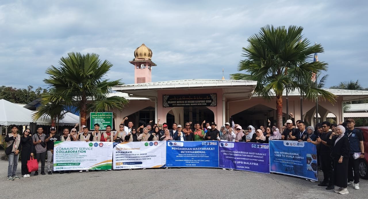Delegasi program Pengabdian Kemasyarakatan Internasional, Universitas Muhammadiyah Pontianak, Indonesia bergambar kenangan bersama penduduk Kampung Gesir Tengah, Hulu Selangor.