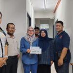 Timbalan Pendaftar BHEP, Anizan Md Noor dan Timbalan Pendaftar WEZAS, Abd Ghani Mansor (kiri) menyampaikan sumbangan sedekah RM500 kepada Siti Nur Shahirah (tengah).