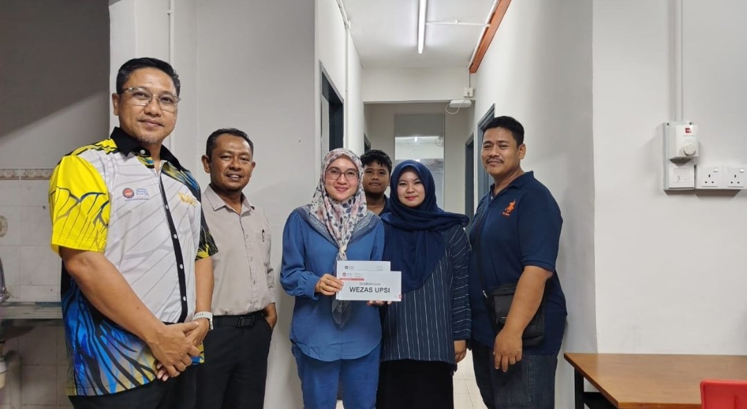 Timbalan Pendaftar BHEP, Anizan Md Noor dan Timbalan Pendaftar WEZAS, Abd Ghani Mansor (kiri) menyampaikan sumbangan sedekah RM500 kepada Siti Nur Shahirah (tengah).