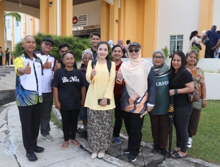 Prof Dr Norkhalid (kiri) menyantuni Lovely Sabana dan keluarganya di hadapan Dewan Tuanku Canselor, Kampus Sultan Azlan Shah selepas membuat pendaftaran semalam