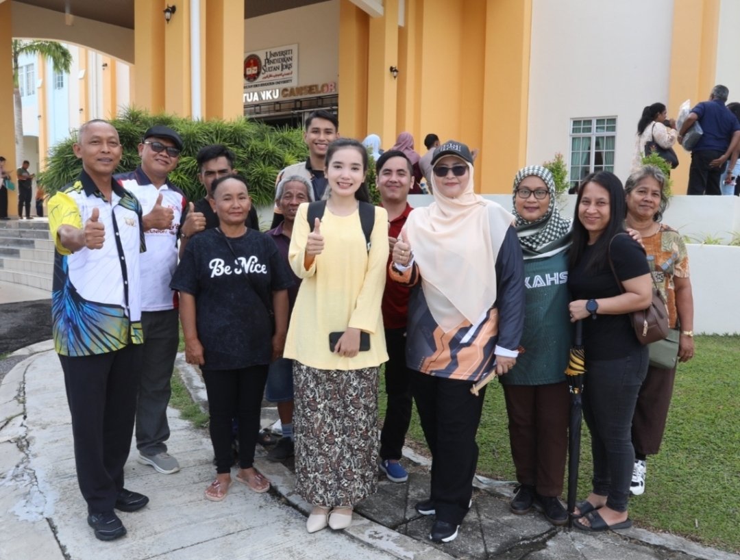 Prof Dr Norkhalid (kiri) menyantuni Lovely Sabana dan keluarganya di hadapan Dewan Tuanku Canselor, Kampus Sultan Azlan Shah selepas membuat pendaftaran semalam