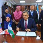 Majlis tanda tangan Surat Hasrat oleh Prof. Dr. Raja Nor Safinas (duduk kiri) dan Prof. Dr. Obidjon Khamidov (Rektor BukhSU) yang disaksikan oleh PM Dr. Dahlia (berdiri kiri), PM Dr. Norliza ( berdiri dua dari kiri), PYT Rafedah ( tiga dari kiri) , Prof. Dr. Rustam Jumayev, Prof. Dr. Kamoliddin Samiyev ( kanan).