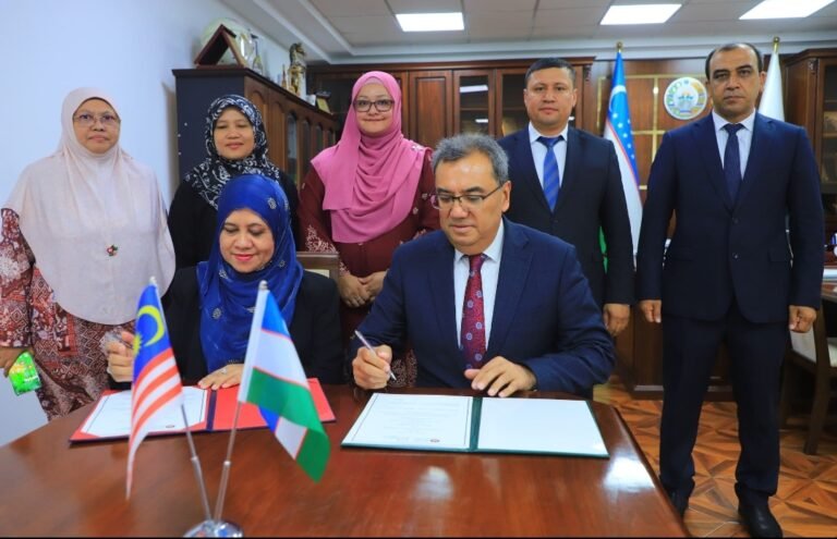 Majlis tanda tangan Surat Hasrat oleh Prof. Dr. Raja Nor Safinas (duduk kiri) dan Prof. Dr. Obidjon Khamidov (Rektor BukhSU) yang disaksikan oleh PM Dr. Dahlia (berdiri kiri), PM Dr. Norliza ( berdiri dua dari kiri), PYT Rafedah ( tiga dari kiri) , Prof. Dr. Rustam Jumayev, Prof. Dr. Kamoliddin Samiyev ( kanan).