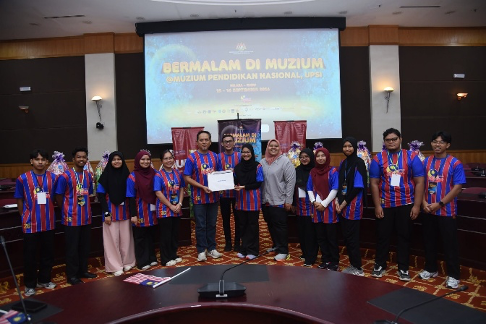 Prof. Dr. Tajul Shuhaizam bin Said, Pengarah Institut Peradaban Melayu (IPM), menyampaikan Sijil Penghargaan kepada fasilitator dan sukarelawan