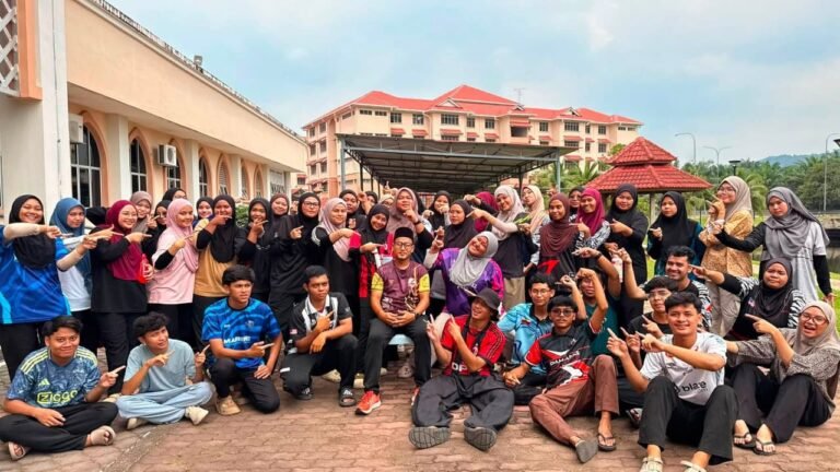 Bergambar kenangan bersama Ust Firdous(duduk tengah) selepas selesai kursus sembelihan di Pusat Islam PMS