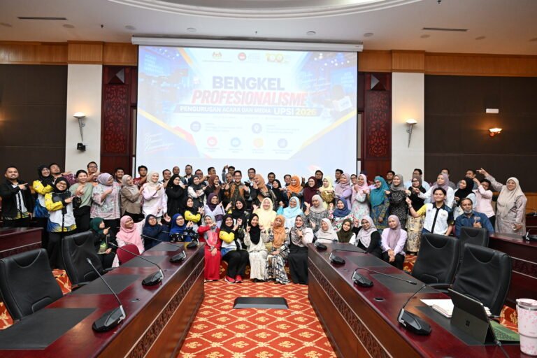 Para peserta Bengkel Profesionalisme Pengurusan Acara dan Media UPSI bergambar kenangan bersama Andy Reza (tengah) pada bengkel berkenaan di Dewan Konvensyen Bangunan E-Learning, Kampus Sultan Azlan Shah UPSI.