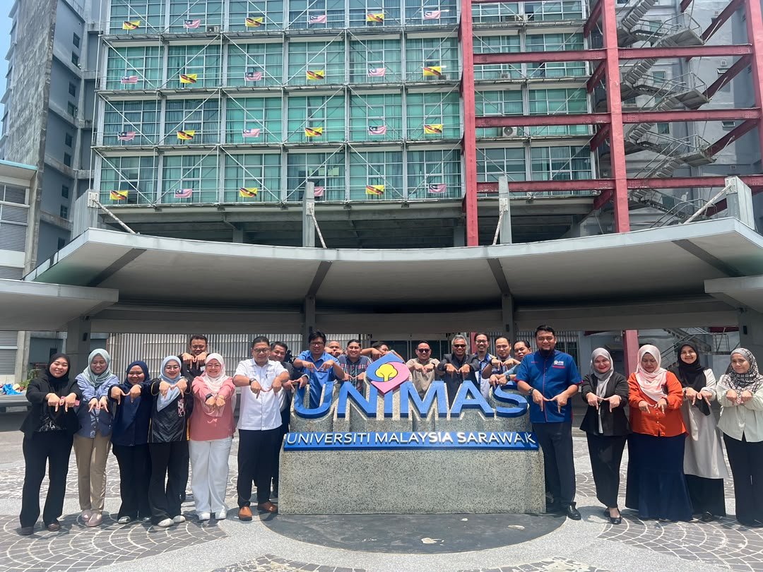 Prof. Izwan (lima dari kanan) bergambar bersama barisan pegawai HEPA UA pada Bengkel Pengurusan dan Aplikasi Portal Media dan Keterlihatan Universiti Awam Tahun 2026 di Universiti Malaysia Sarawak (UNIMAS).