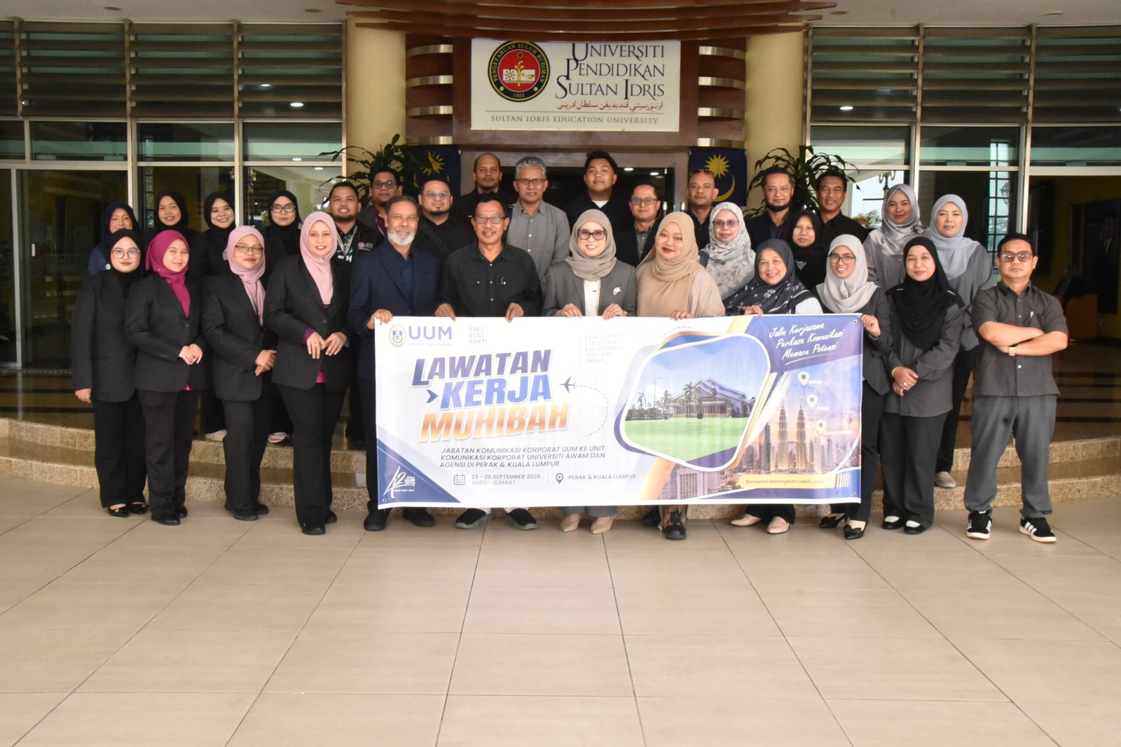 Dr. Nur Safinas (tengah, hadapan) serta Bakhari (tujuh dari kanan, hadapan) bergambar kenangan bersama kakitangan UPSI dan UUM pada lawatan kerja muhibah di Bangunan Canselori Kampus Sultan Abdul Jalil Shah UPSI.