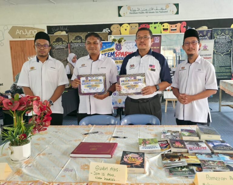 Guru Besar SeKeBuN Cikgu Mohd Rozi Bahari (dua dari kiri) bersama Ustaz Wan Harun Pengetua SMKA Pahang (2 dari kanan) menandatangai persefahaman Jaringan Kerjasama Ilmu pengkhususan Caturmatik