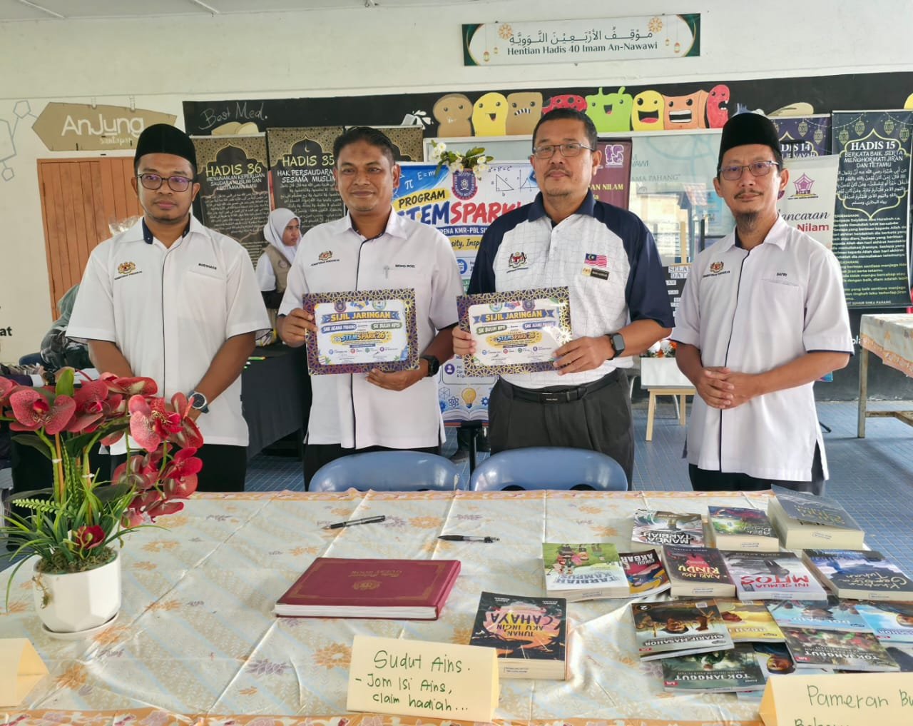 Guru Besar SeKeBuN Cikgu Mohd Rozi Bahari (dua dari kiri) bersama Ustaz Wan Harun Pengetua SMKA Pahang (2 dari kanan) menandatangai persefahaman Jaringan Kerjasama Ilmu pengkhususan Caturmatik