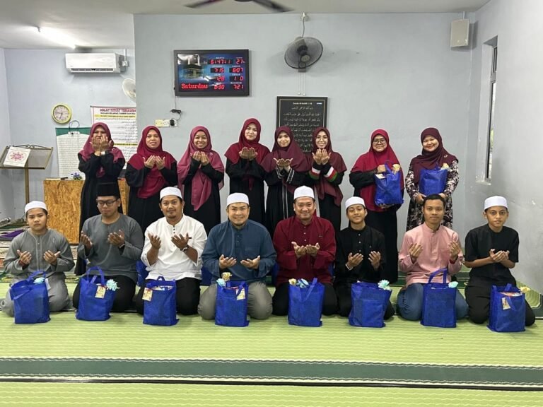 Guru KAFA SKMJ bergambar kenangan di Surau Taman Redan Perdana selepas majlis Khatam AlQuran