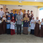 Murid-murid yang telah memenangi hadiah dalam aktiviti berkumpulan.