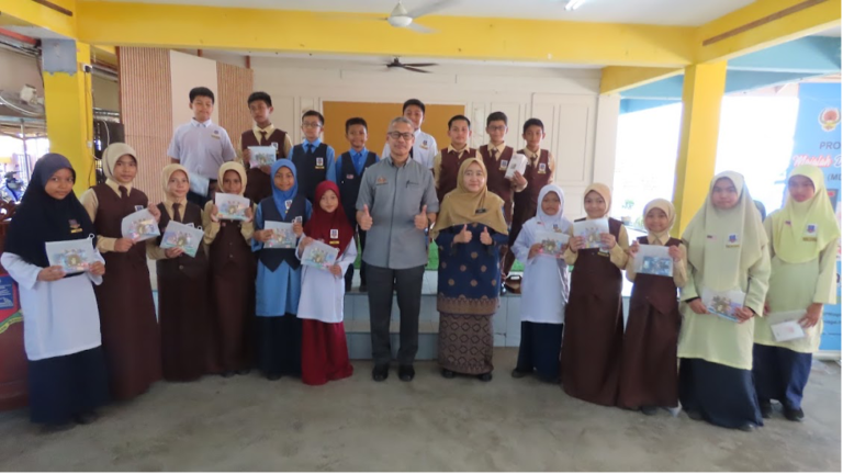 Murid-murid yang telah memenangi hadiah dalam aktiviti berkumpulan.