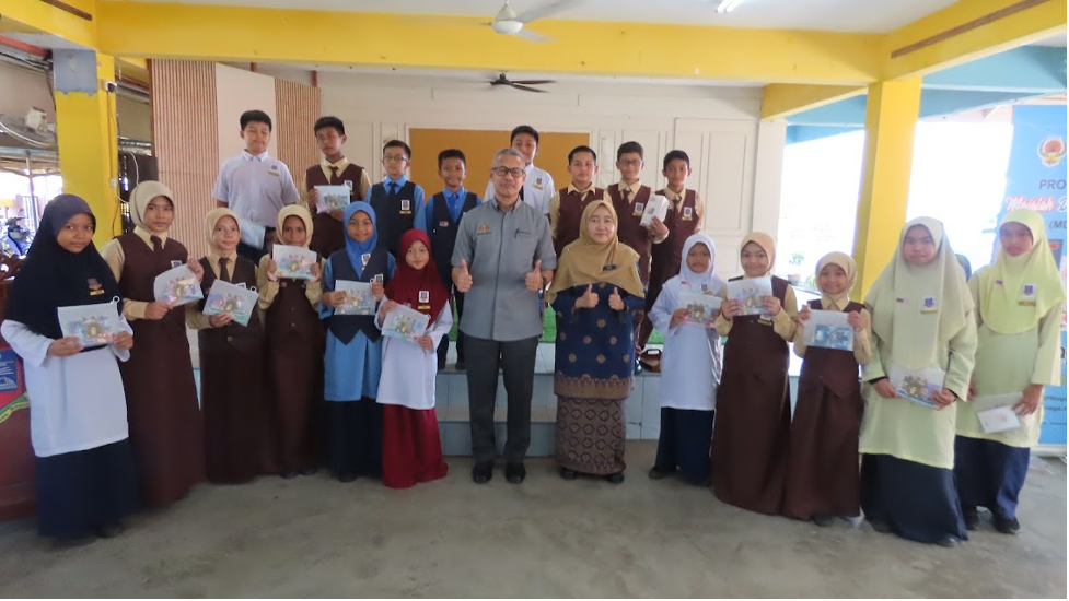 Murid-murid yang telah memenangi hadiah dalam aktiviti berkumpulan.