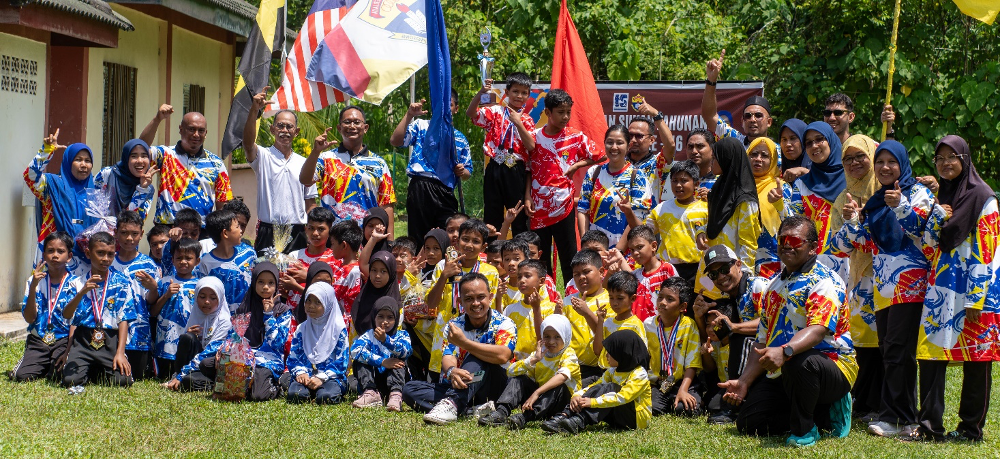 Guru dan murid bergambar sebagai kenangan semasa kejohanan olahraga tahuhan SK Chepor, Lenggong Perak