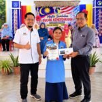 Pihak pengurusan sekolah meraikan kejayaan adik Nur Aksyra Faziela(tengah) muncul sebagai Johan Kejohanan Terbuka Sukan Orienteering Asrama Harian Peringkat Kebangsaan 2026