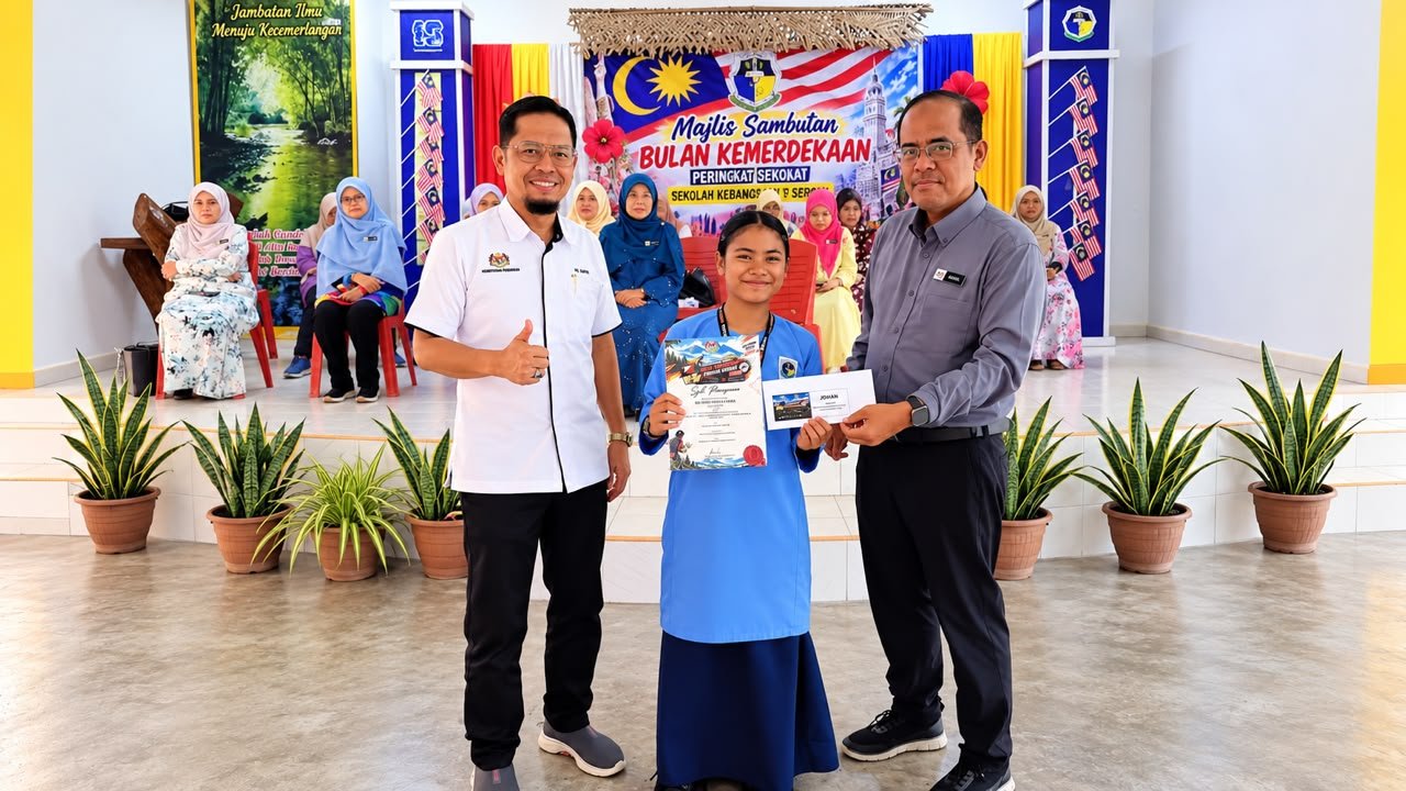 Pihak pengurusan sekolah meraikan kejayaan adik Nur Aksyra Faziela(tengah) muncul sebagai Johan Kejohanan Terbuka Sukan Orienteering Asrama Harian Peringkat Kebangsaan 2026