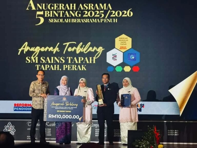 Nor Hashimah (tengah) bersama guru pengiring, Mohd Hamdi Mohd Yusof dan Puteri Nur Awanis Muhammad Wong (kanan) menerima replika hadiah wang tunai RM10,000 dan piala sempena Majlis Anugerah Perkhidmatan Cemerlang dan Anugerah Kecemerlangan Sekoleh Berasrama Penuh Tahun 2026 di Bumi Enstek, Negeri Sembilan baru-baru ini.