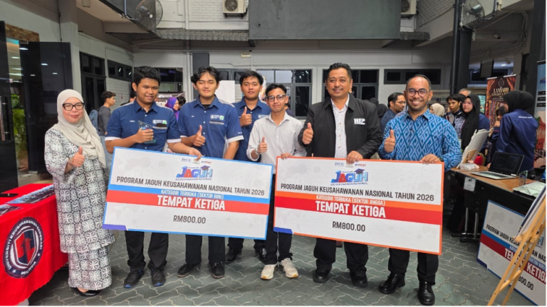 Prof. Madya Dr Badrul Isa bergambar bersama pemenang dari Kumpulan AZOLLA PALLET dan GENERATIVE ART.