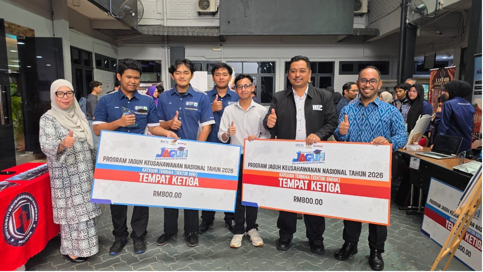 Prof. Madya Dr Badrul Isa bergambar bersama pemenang dari Kumpulan AZOLLA PALLET dan GENERATIVE ART.