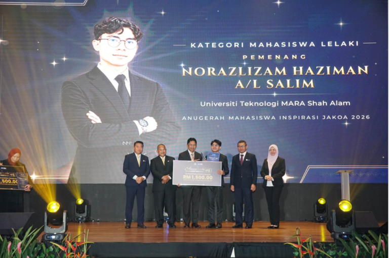 Norazlizam menerima Anugerah Mahasiswa Inspirasi JAKOA 2026 (Kategori Mahasiswa Lelaki) yang disampaikan oleh Datuk Dr Roslan Mahmood, Timbalan Ketua Setiausaha (Pembangunan), Kementerian Kemajuan Desa & Wilayah