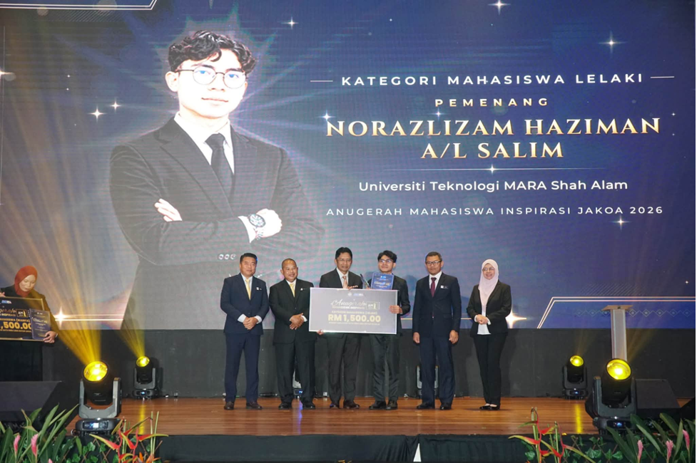 Norazlizam menerima Anugerah Mahasiswa Inspirasi JAKOA 2026 (Kategori Mahasiswa Lelaki) yang disampaikan oleh Datuk Dr Roslan Mahmood, Timbalan Ketua Setiausaha (Pembangunan), Kementerian Kemajuan Desa & Wilayah