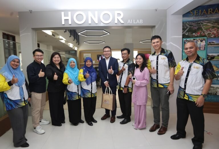 Chen Long ( lima dari kanan) melawat HONOR AI Lab di Perpustakaan Tuanku Bainun, Kampus Sultan Sultan Abdul Jalil Shan Rabu lalu.