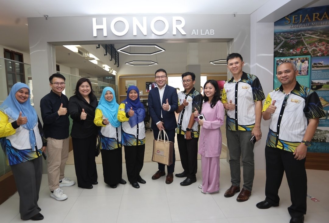 Chen Long ( lima dari kanan) melawat HONOR AI Lab di Perpustakaan Tuanku Bainun, Kampus Sultan Sultan Abdul Jalil Shan Rabu lalu.