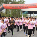 Peserta memulakan larian 5 kilometer