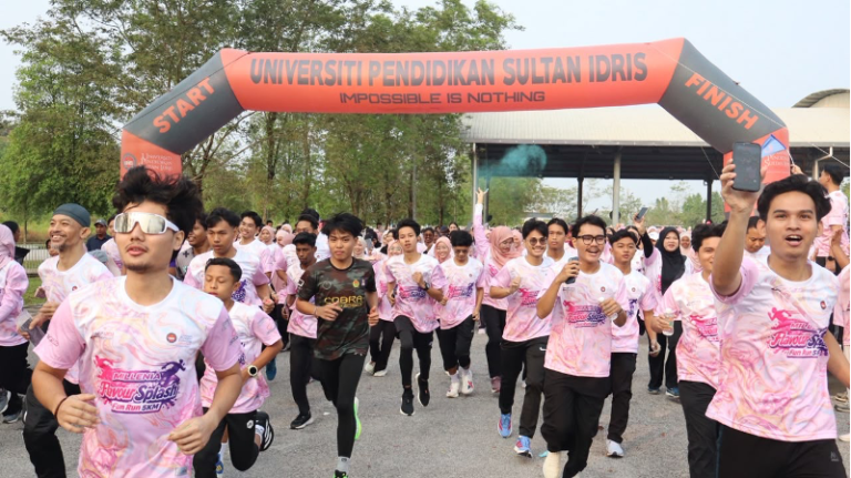 Peserta memulakan larian 5 kilometer