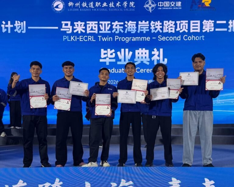 6 Graduan terdiri daripada pelajar PMS yang menamatkan ECRL Industrial Skills Training Programme (PLKI-ECRL)