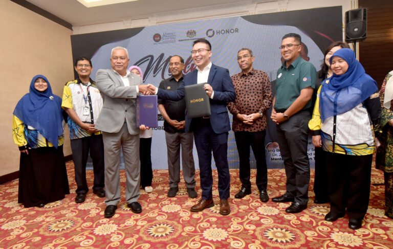 Md Amin Md Taff ( kiri) bersama Chen Long memegang dokumen MoA pada majlis pemeteraian Memorandum Perjanjian (MoA) antara UPSI dengan HONOR Technology (Malaysia) Sdn Bhd di Bilik Tetamu Utama, Dewan Tuanku Canselor, Kampus Sultan Azlan Shah UPSI sambil disaksikan oleh Zambry Abdul Kadir (tengah).