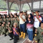 Md Amin (tengah) bersama para sukarelawan UPSI dan pemimpin setempat ketika Misi Sukarelawan Mega di Pangkor