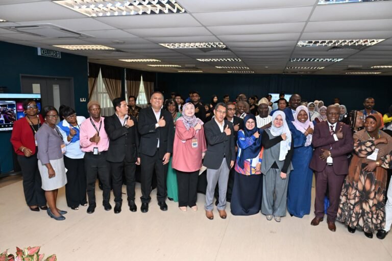 Raja Nor Safinas (empat dari kanan) bergambar bersama para peserta ICAME 2026 pada majlis perasmian ICAME 2026 di Kampus Sultan Azlan Shah UPSI.