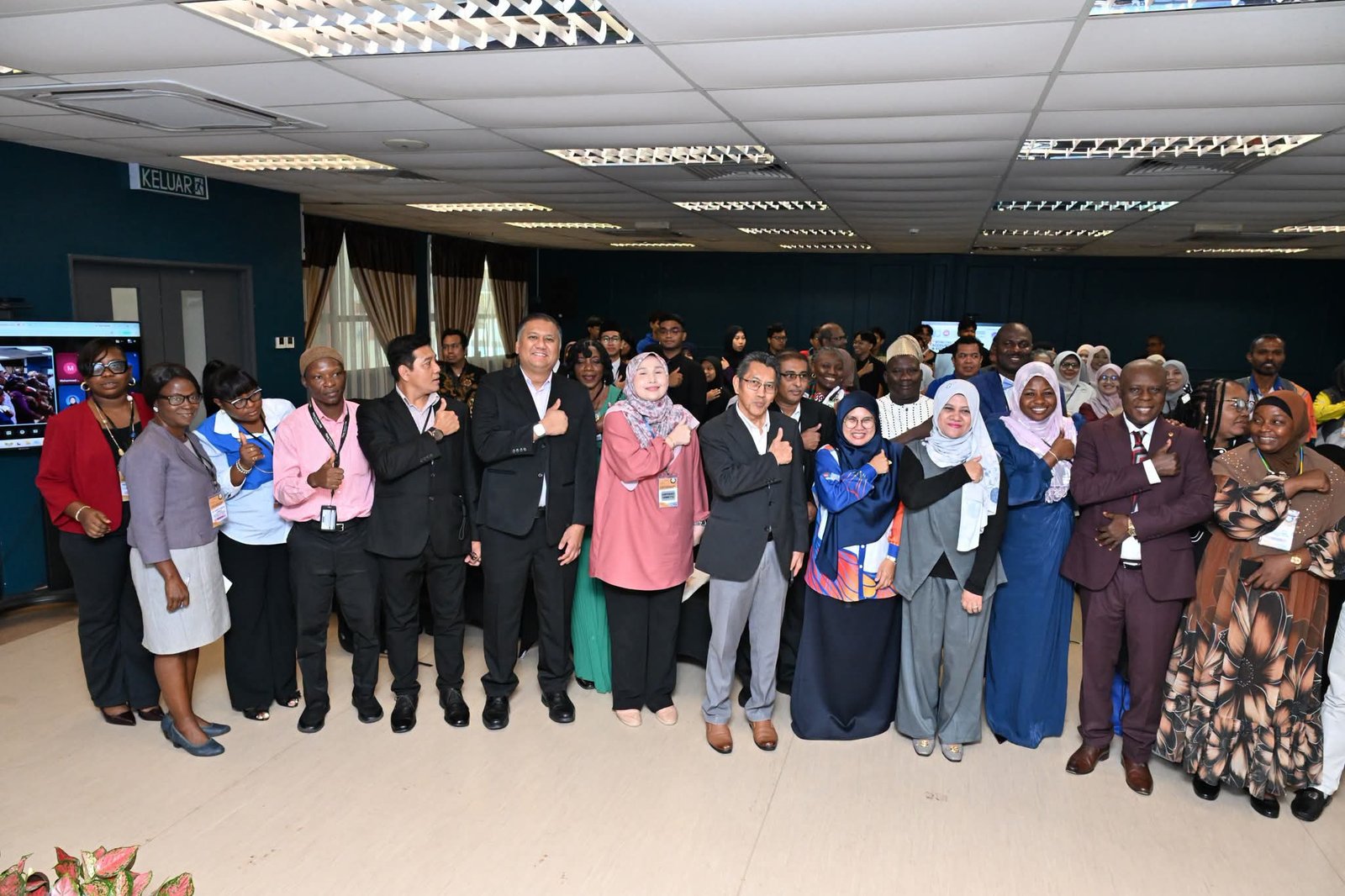 Raja Nor Safinas (empat dari kanan) bergambar bersama para peserta ICAME 2026 pada majlis perasmian ICAME 2026 di Kampus Sultan Azlan Shah UPSI.