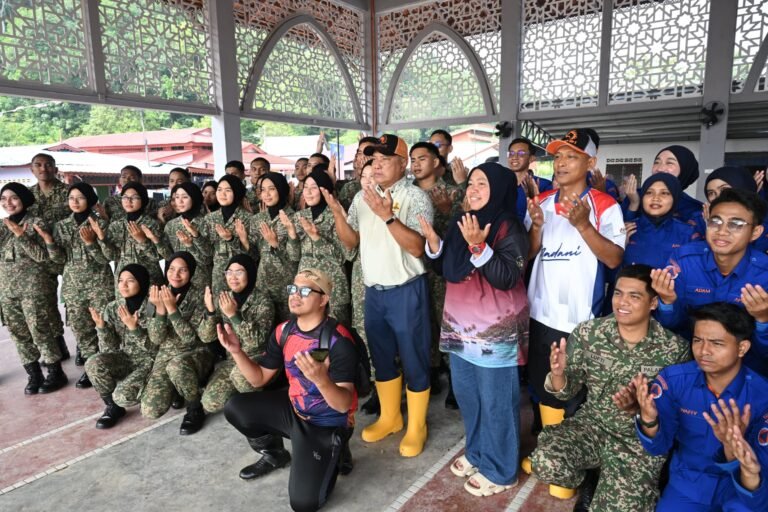 Md Amin (tengah) bersama para sukarelawan UPSI dan pemimpin setempat ketika Misi Sukarelawan Mega di Pangkor