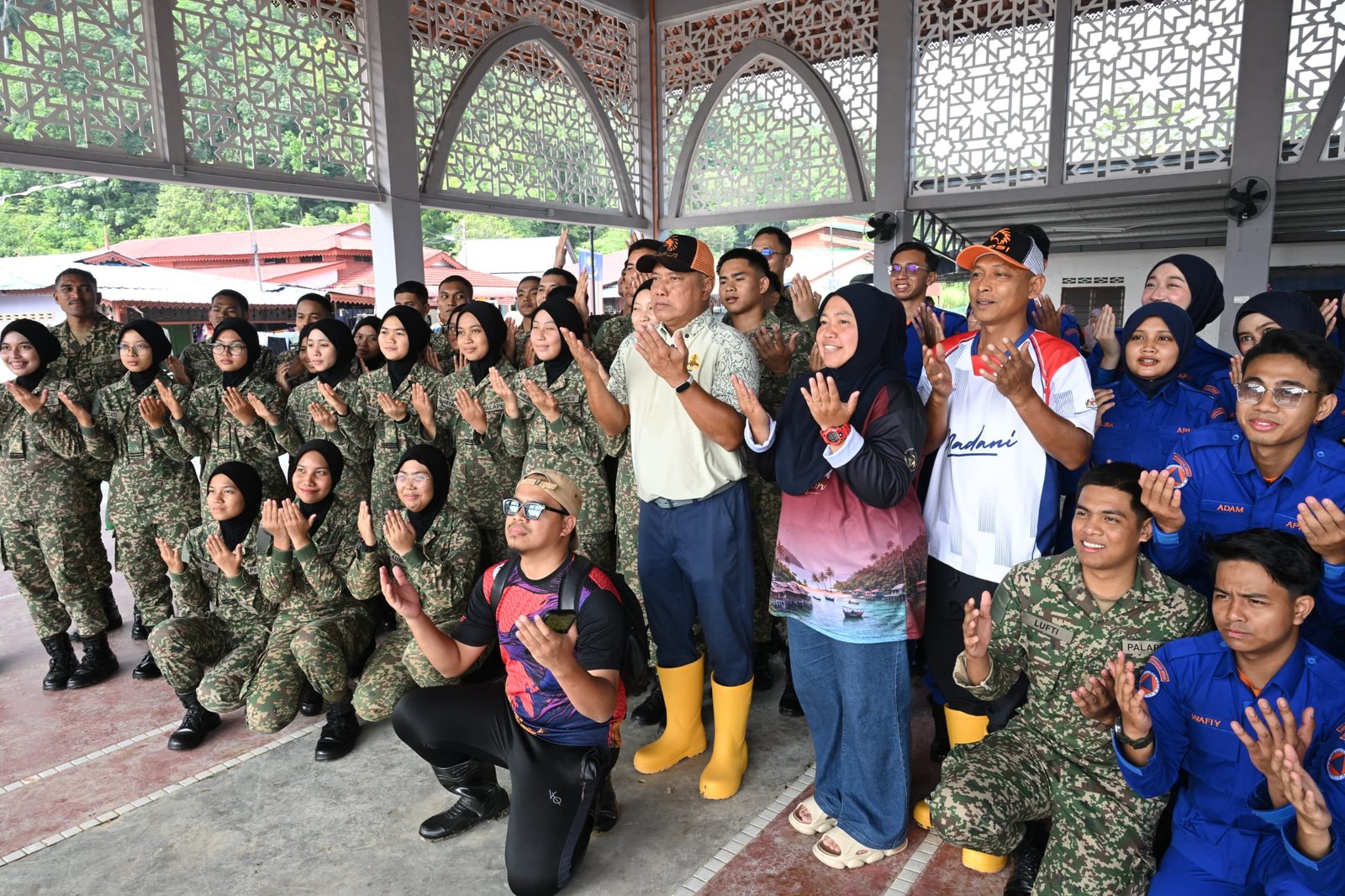Md Amin (tengah) bersama para sukarelawan UPSI dan pemimpin setempat ketika Misi Sukarelawan Mega di Pangkor