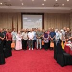 Ahmad Rizal (tengah) serta Md Amin bergambar bersama barisan pengurusan UPSI dan POLYCC pada Majlis Makan Malam Jalinan Strategik UPSI dan POLYCC, di Muallim Ballroom Scholar’s Suites Kampus Sultan Azlan Shah UPSI.