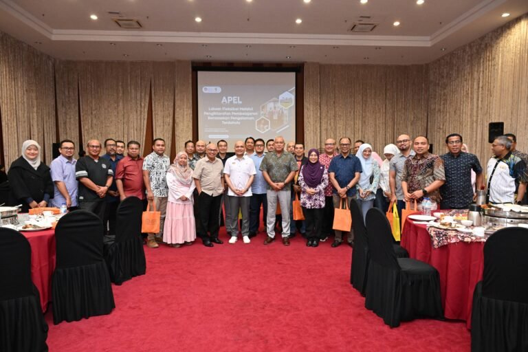 Ahmad Rizal (tengah) serta Md Amin bergambar bersama barisan pengurusan UPSI dan POLYCC pada Majlis Makan Malam Jalinan Strategik UPSI dan POLYCC, di Muallim Ballroom Scholar’s Suites Kampus Sultan Azlan Shah UPSI.