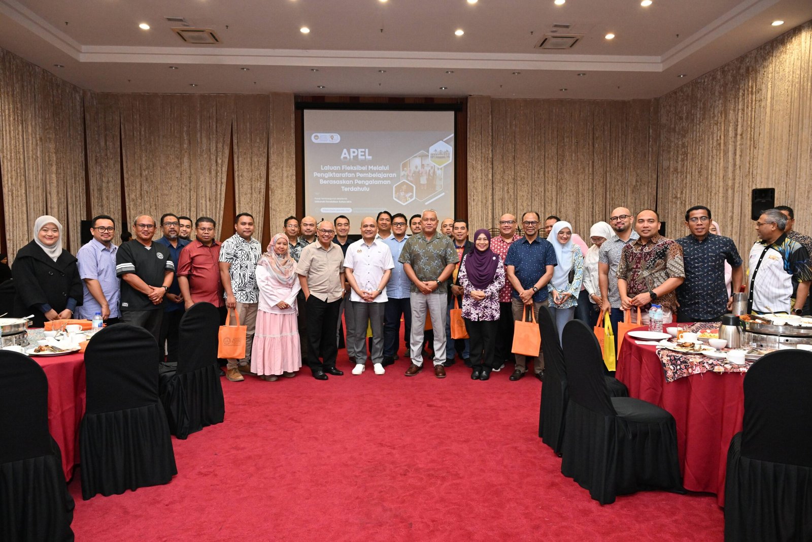 Ahmad Rizal (tengah) serta Md Amin bergambar bersama barisan pengurusan UPSI dan POLYCC pada Majlis Makan Malam Jalinan Strategik UPSI dan POLYCC, di Muallim Ballroom Scholar’s Suites Kampus Sultan Azlan Shah UPSI.