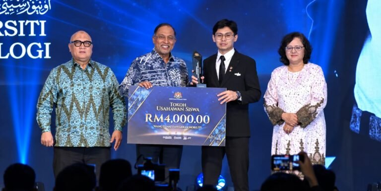 Amirul Anas Zulkifli merangkul anugerah Keusahawanan ‘Tokoh Usahawan Siswa’ sempena majlis Anugerah Tokoh Siswa Negara (ATSN) 2026 yang disampaikan Menteri Pendidikan Tinggi sekali gus membawa pulang trofi dan wang tunai RM4,000.