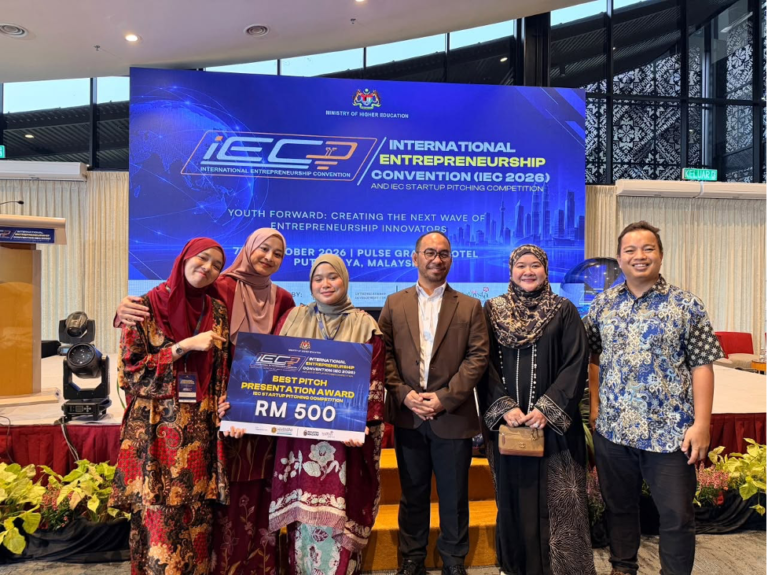Kumpulan BeetGlow mendapat bimbingan koordinator keusahawanan fakulti dan juga pihak pengurusan MASMED UiTM.