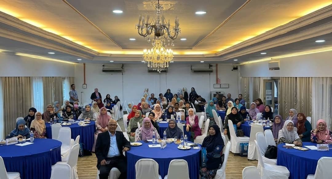 Semua peserta dan penganjur bergambar bersama