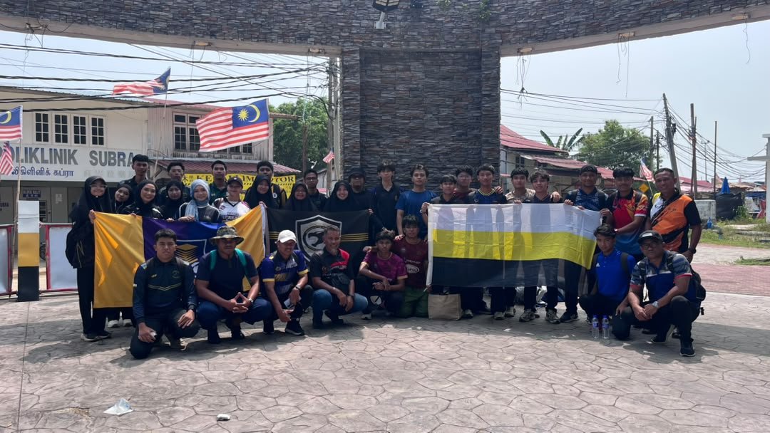 Mahasiswa UiTM yang terlibat dalam misi bakti siswa di Pangkor yang terdiri daripada 33 orang sukarelawan pelajar.